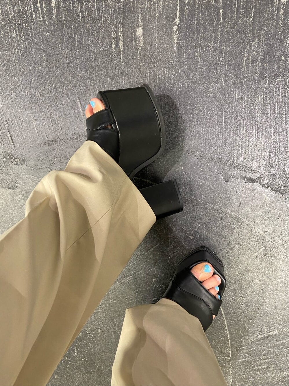 ブラック系のワンピース、ベージュ系のその他パンツ、ブラック系のサンダルを着用したレディースの夏コーディネートの6枚目の写真