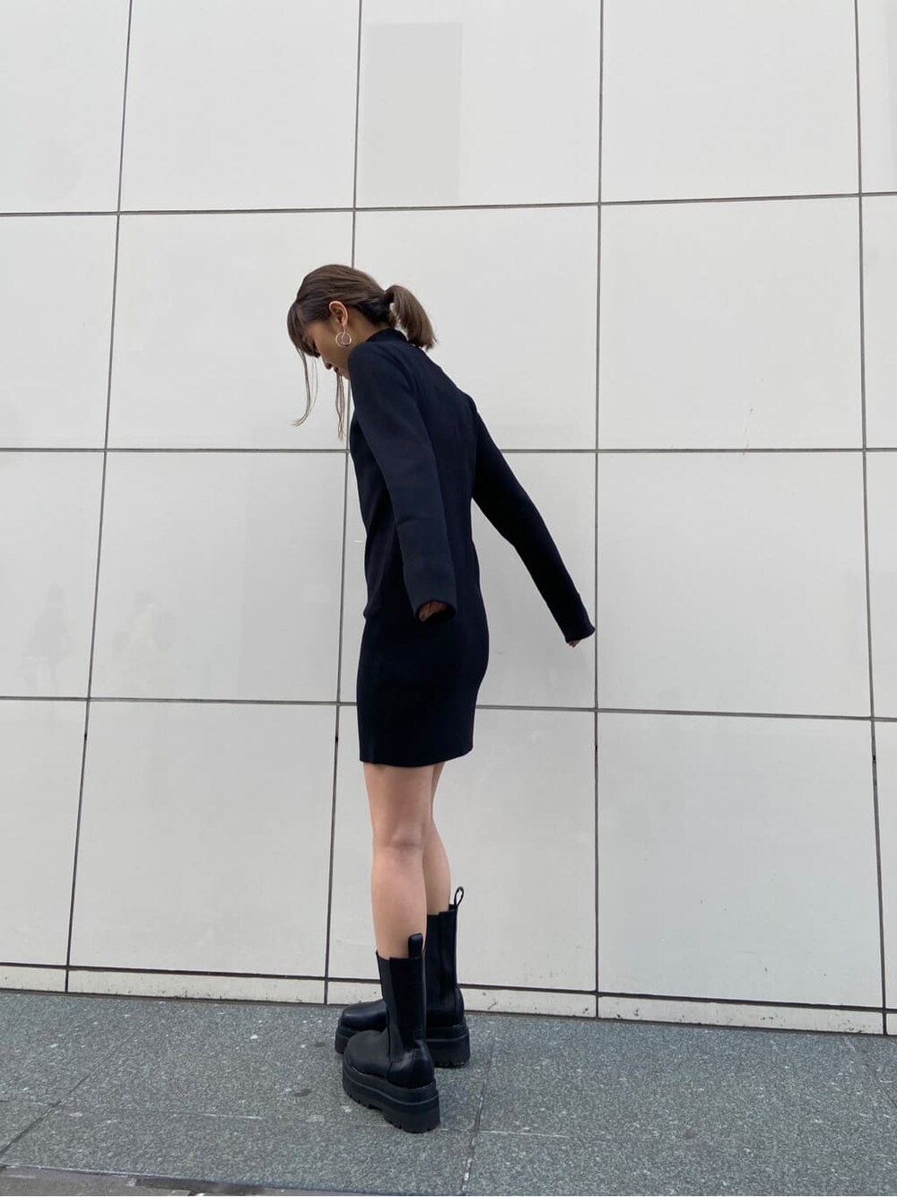 ブラック系のワンピース、ブラック系のブーツを着用したレディースの冬コーディネートの4枚目の写真