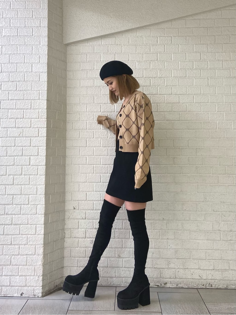 その他のニット/セーター、ブラック系のブーツ、ブラック系のスカートを着用したレディースの秋コーディネートの4枚目の写真