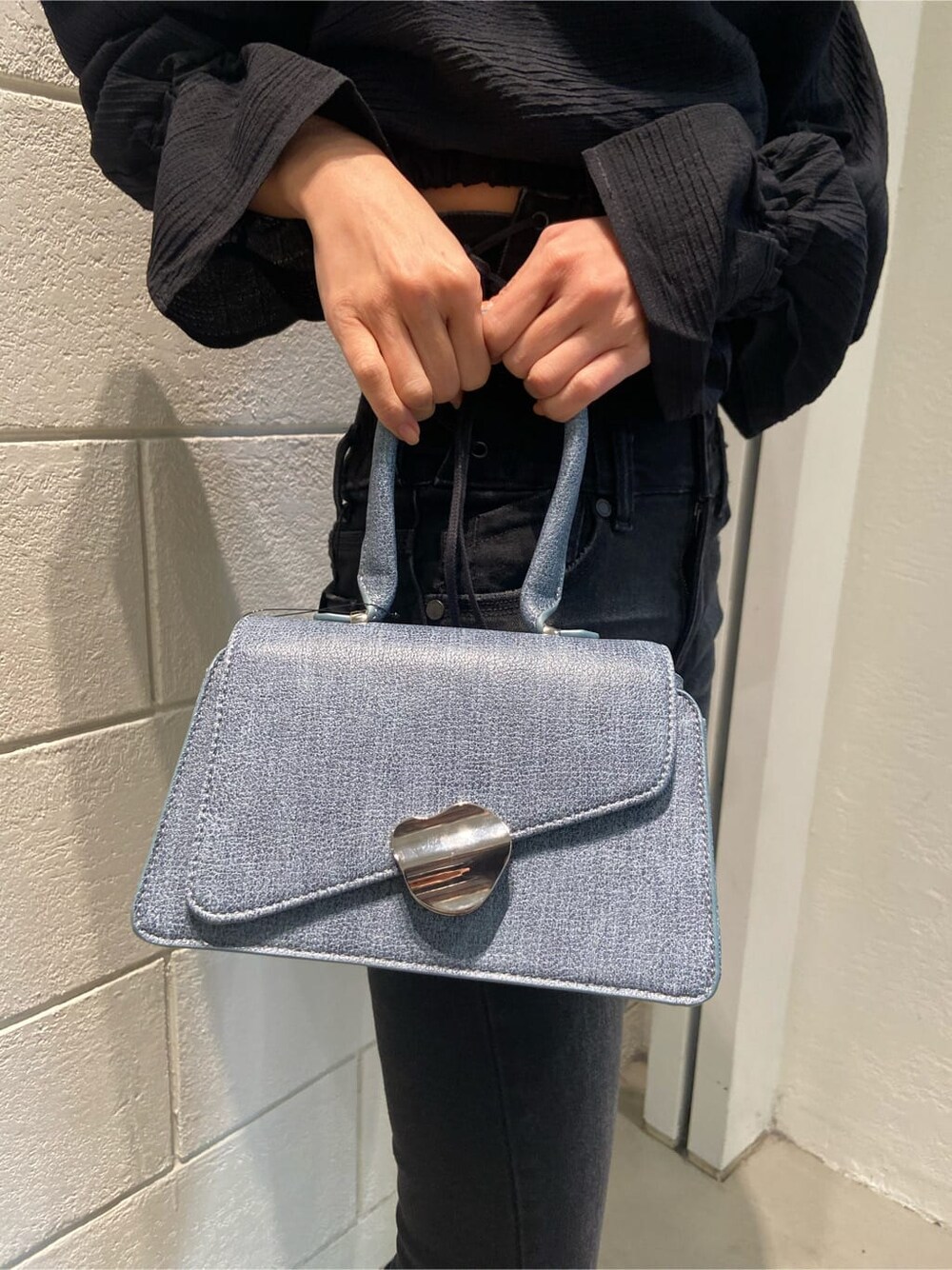 ブラック系のローファー、ブルー系のハンドバッグ、ブラック系のシャツ/ブラウスを着用したレディースの冬コーディネートの10枚目の写真