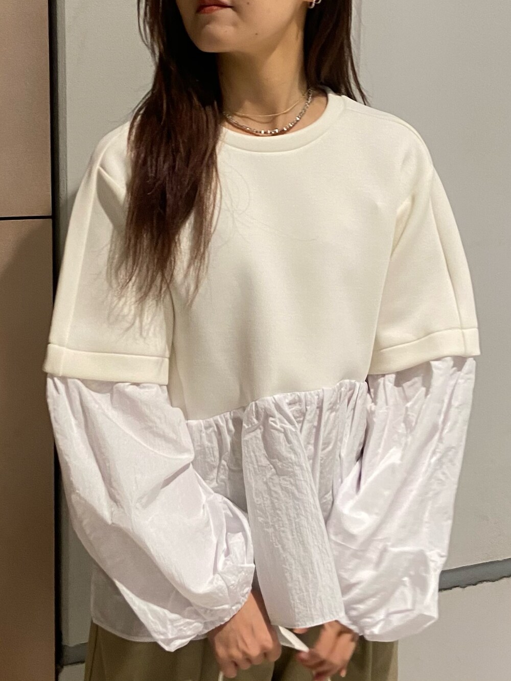 ホワイト系のノーカラージャケット、ホワイト系のTシャツ/カットソー、ベージュ系のその他パンツを着用したレディースの冬コーディネートの6枚目の写真
