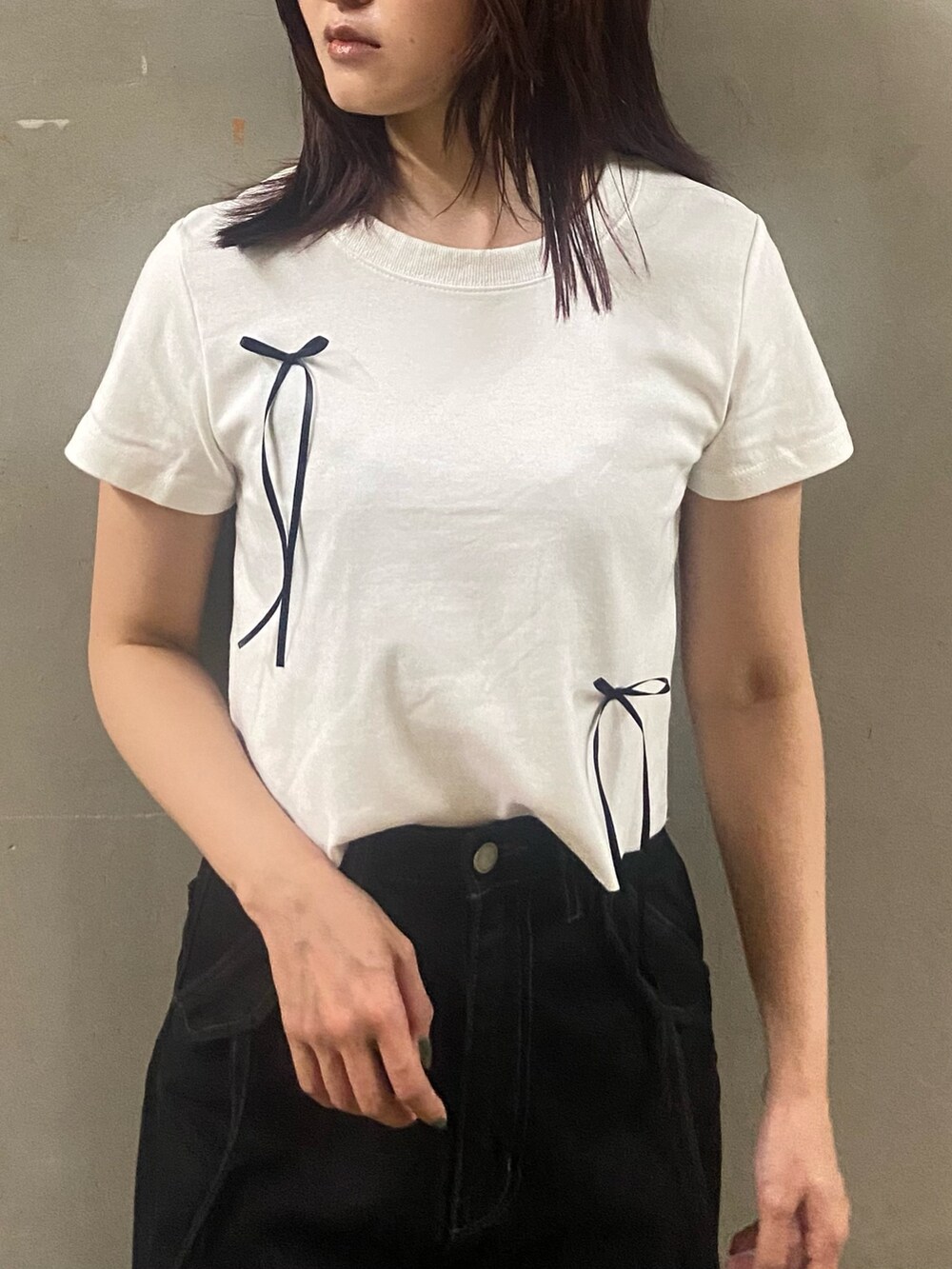 ホワイト系のTシャツ/カットソー、ブラック系のデニムパンツ、ブラック系のサンダルを着用したレディースの夏コーディネートの4枚目の写真