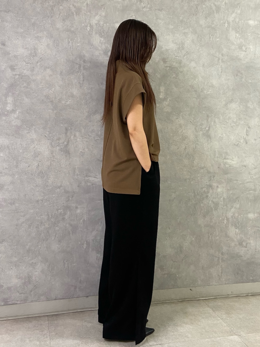 ブラウン系のTシャツ/カットソー、ブラック系のその他パンツ、ブラック系のパンプスを着用したレディースの春コーディネートの3枚目の写真