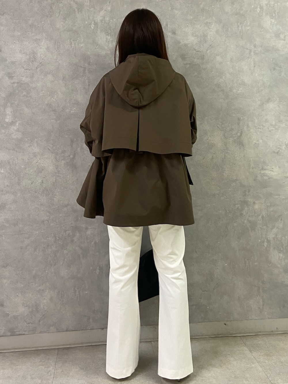 ブラウン系のブルゾン、ブラック系のTシャツ/カットソー、ブラック系のショルダーバッグを着用したレディースの冬コーディネートの3枚目の写真