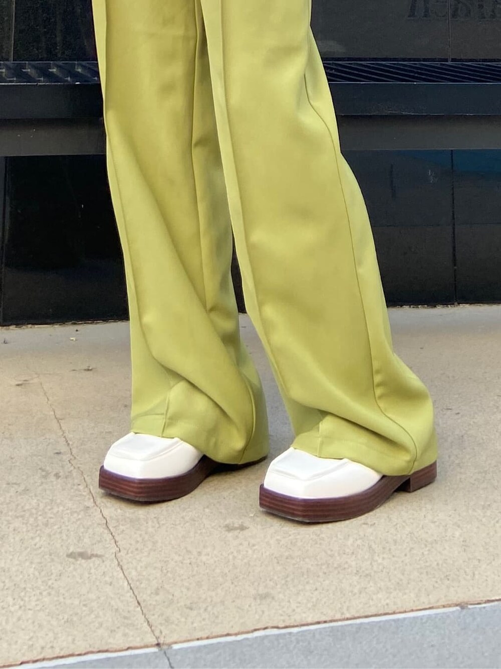 ホワイト系のローファー、ホワイト系のTシャツ/カットソー、イエロー系のその他パンツを着用したレディースの春コーディネートの8枚目の写真