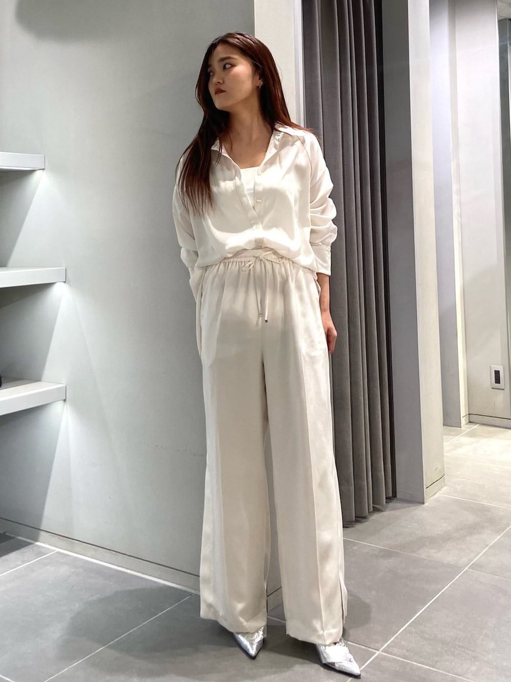 ホワイト系のシャツ/ブラウス、ホワイト系のキャミソール、ホワイト系のその他パンツを着用したレディースの春コーディネートの4枚目の写真