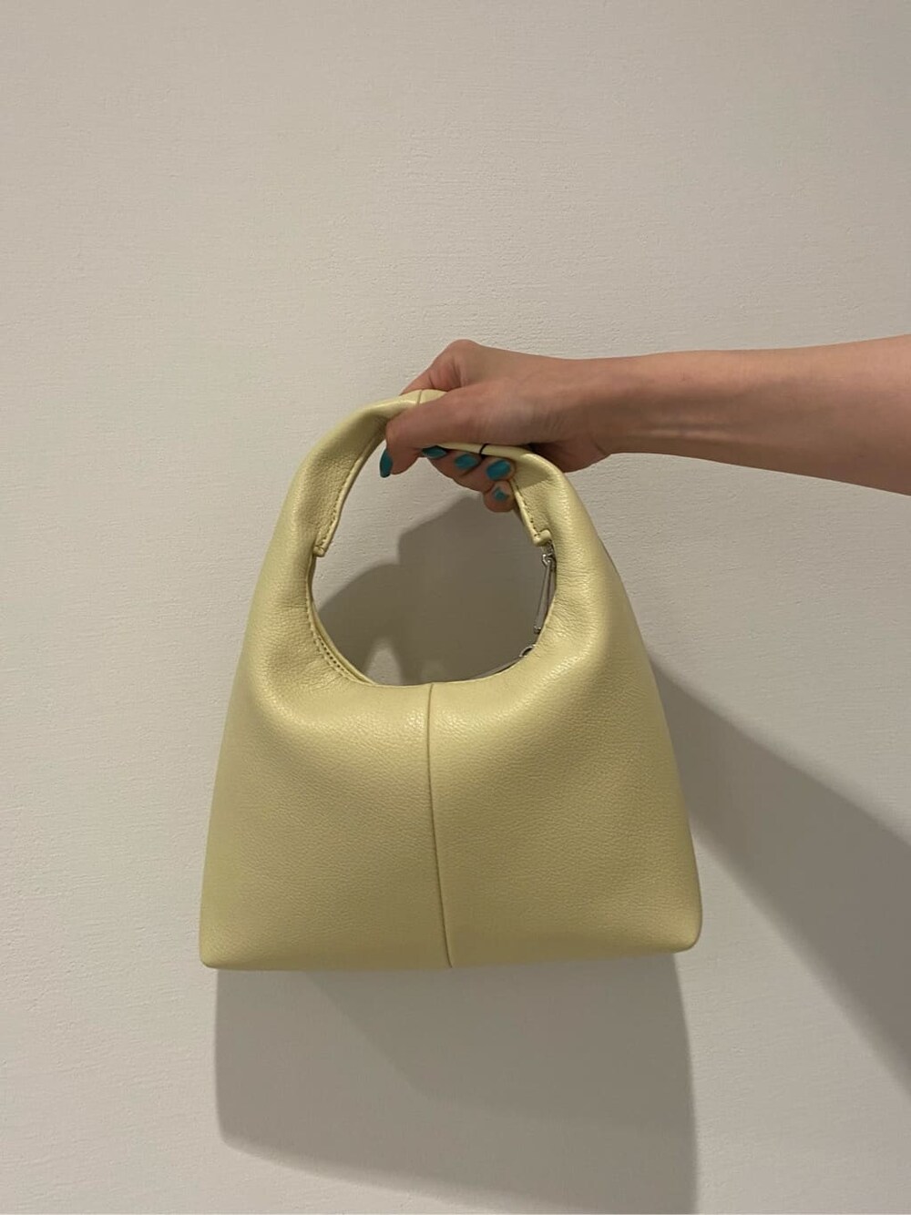 ブラック系のサンダル、ブラック系のスカート、ブラック系のTシャツ/カットソーを着用したレディースの夏コーディネートの7枚目の写真