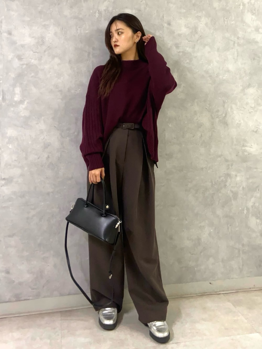 レッド系のニット/セーター、シルバー系のローファー、ブラウン系のその他パンツを着用したレディースの秋コーディネートの2枚目の写真