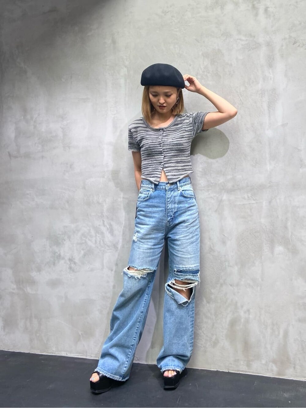 ブルー系のデニムパンツ、ブラック系のニット/セーター、ブラック系のハンチング/ベレー帽を着用したレディースの夏コーディネートの2枚目の写真