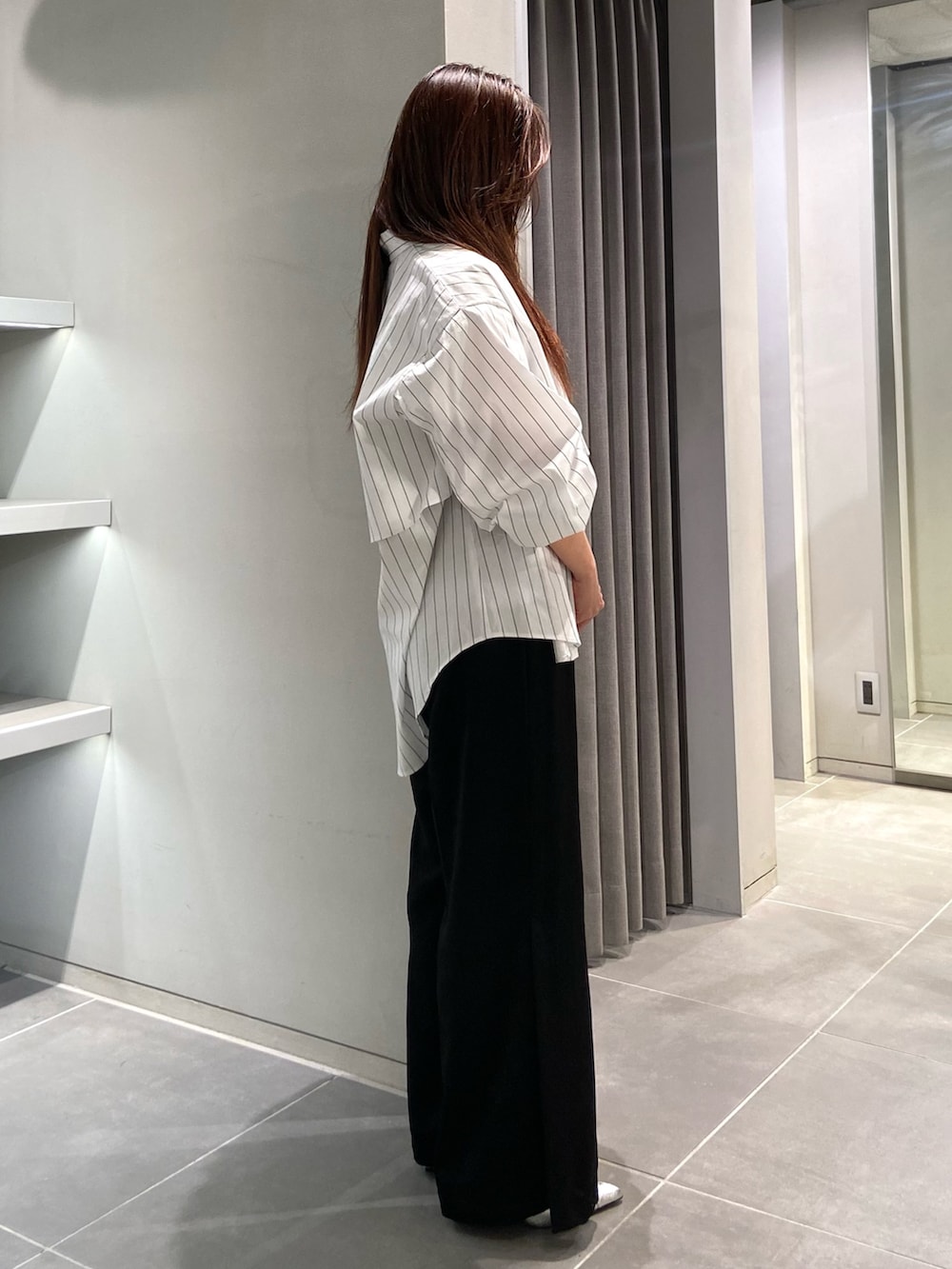 ホワイト系のシャツ/ブラウス、ブラック系のキャミソール、ブラック系のその他パンツを着用したレディースの春コーディネートの3枚目の写真