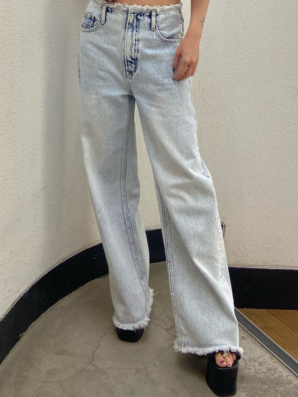 ホワイト系のシャツ/ブラウス、ブラック系のキャミソール、ブルー系のデニムパンツを着用したレディースの春コーディネートの4枚目の写真