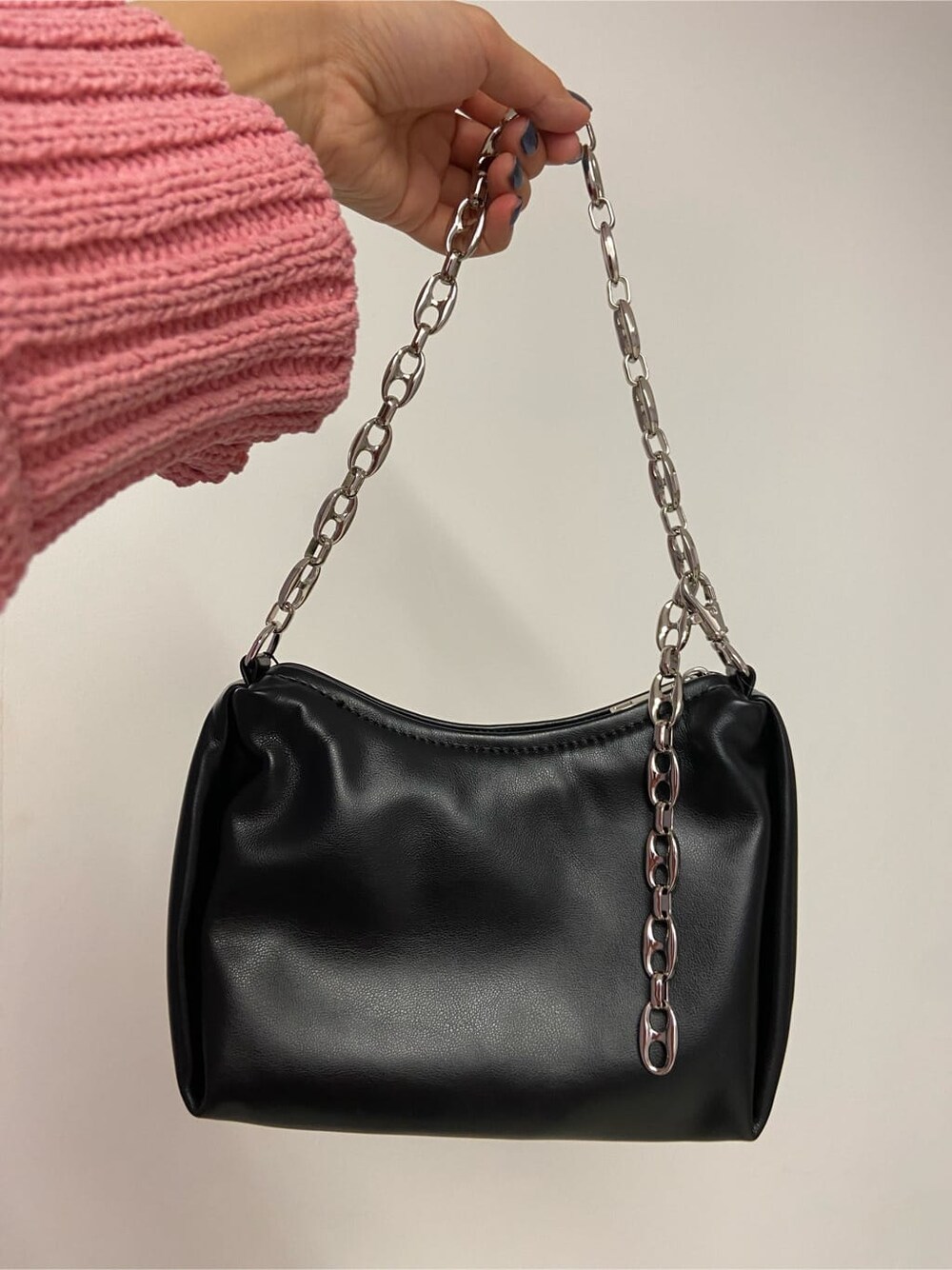 ブラック系のブーツ、ブラック系のスカート、ピンク系のニット/セーターを着用したレディースの秋コーディネートの8枚目の写真