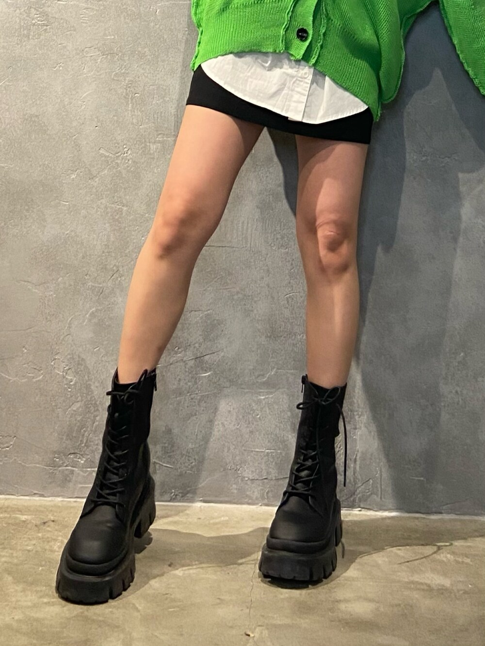 ホワイト系のシャツ/ブラウス、グリーン系のカーディガン/ボレロ、ブラック系のスカートを着用したレディースの冬コーディネートの6枚目の写真