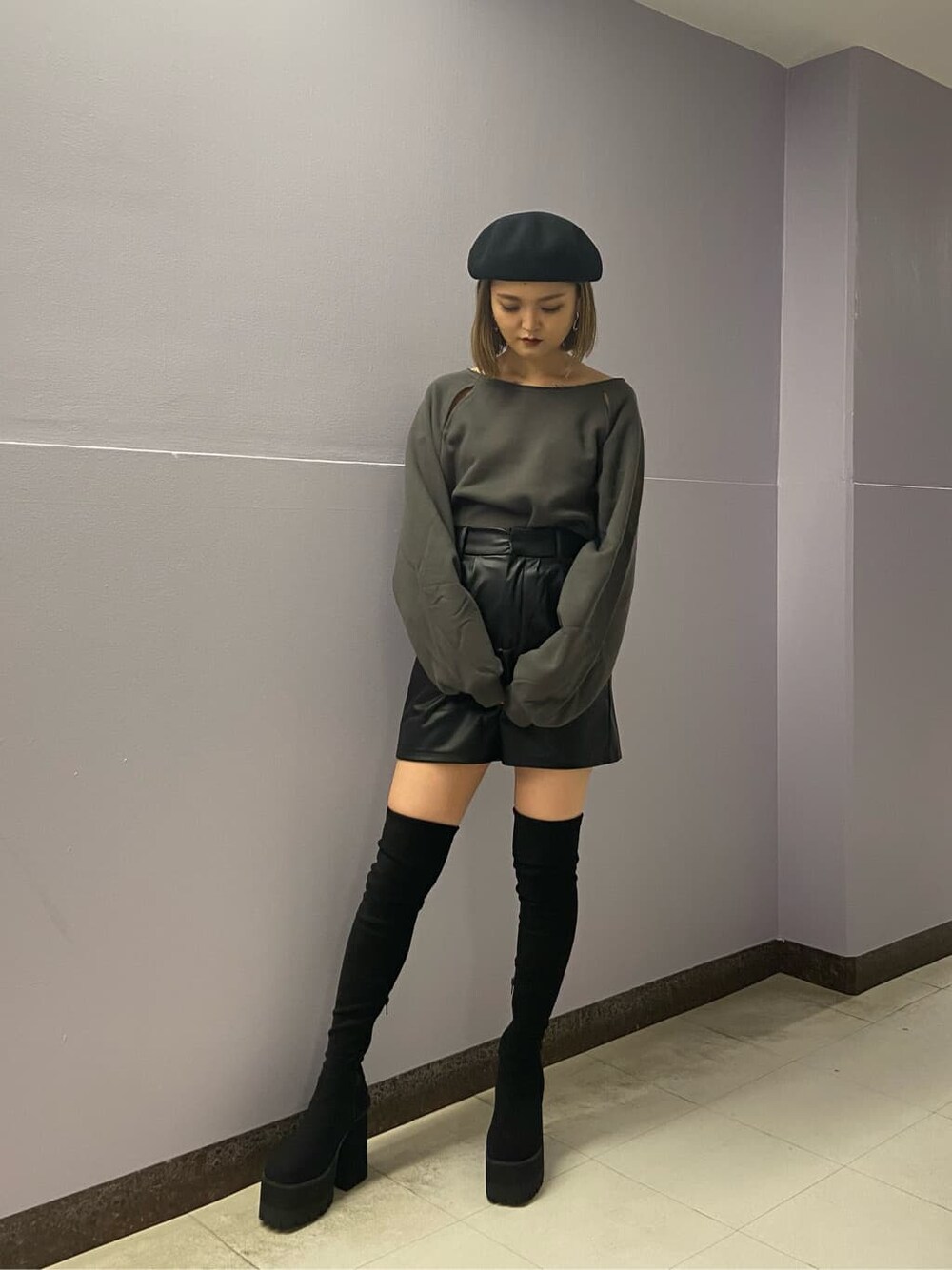 ブラック系のその他パンツ、ブラック系のブーツ、グレー系のTシャツ/カットソーを着用したレディースの秋コーディネートの3枚目の写真