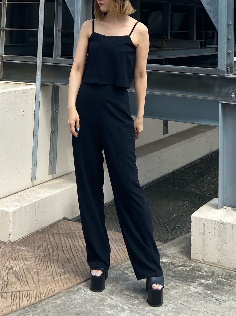 ブラック系のつなぎ/オールインワン、ブラック系のサンダル、ブラック系のハットを着用したレディースの夏コーディネートの4枚目の写真