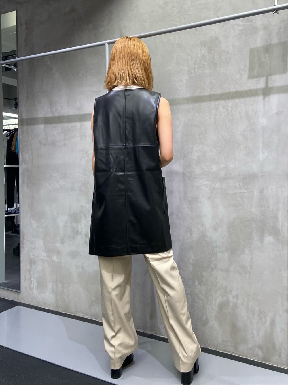 ブラック系のワンピース、ベージュ系のその他パンツ、ブラック系のサンダルを着用したレディースの夏コーディネートの3枚目の写真