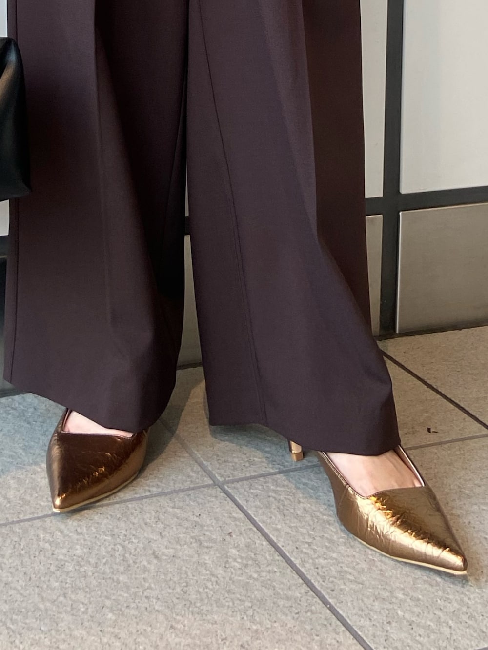 ホワイト系のTシャツ/カットソー、ブラック系のボストンバッグ、ブラウン系のその他パンツを着用したレディースの夏コーディネートの6枚目の写真