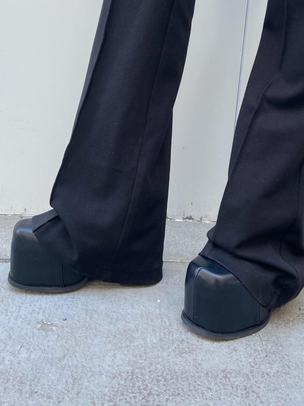 ブラック系のニット/セーター、ブラック系のカーゴパンツ、ブラック系のブーツを着用したレディースの冬コーディネートの6枚目の写真