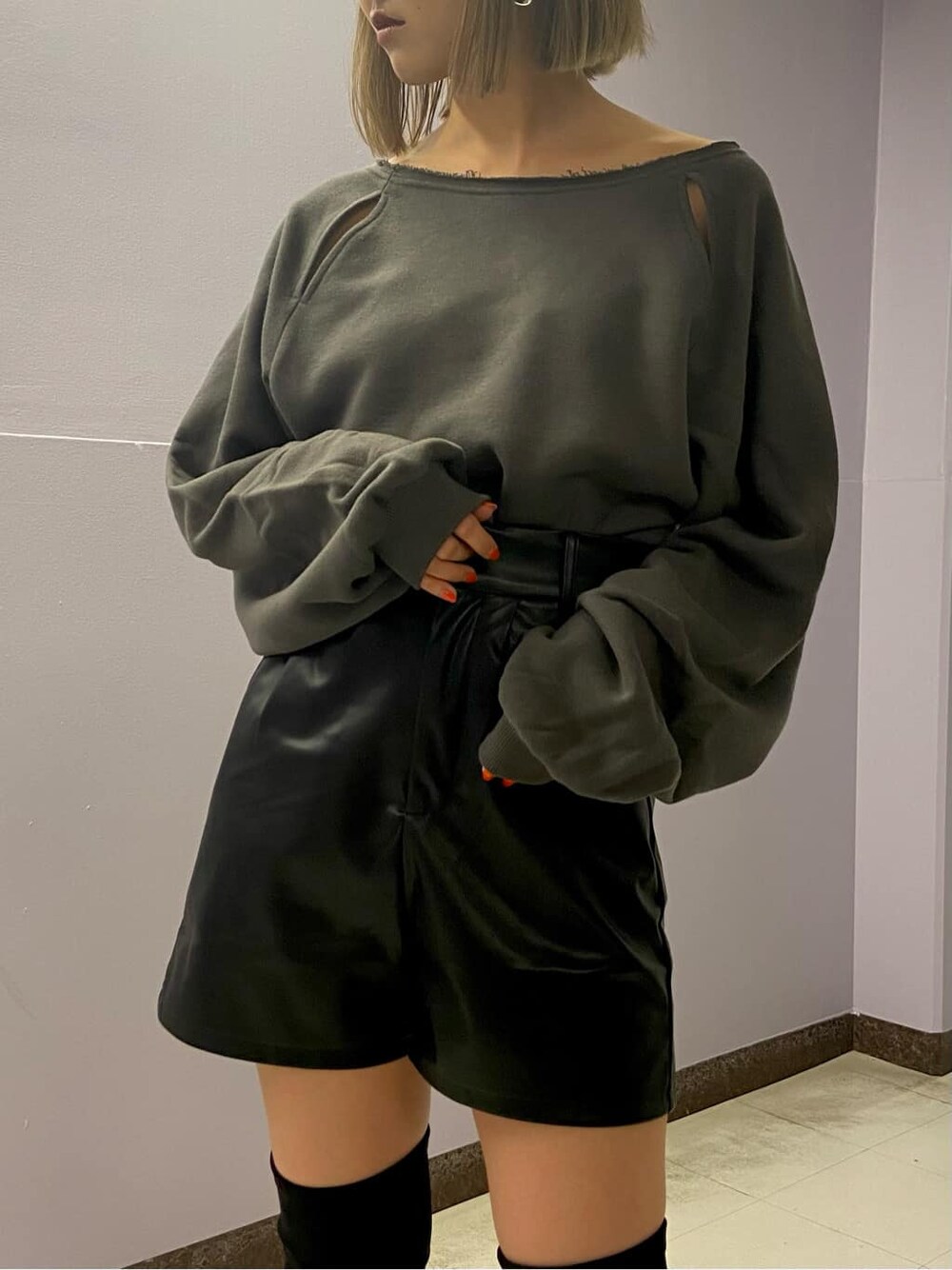 ブラック系のその他パンツ、ブラック系のブーツ、グレー系のTシャツ/カットソーを着用したレディースの秋コーディネートの5枚目の写真