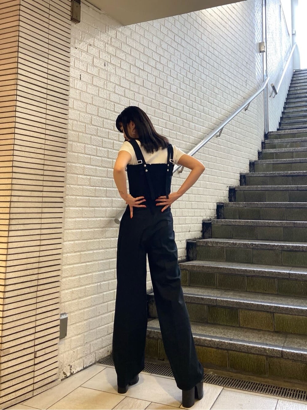 ブラック系のサンダル、ブラック系のその他パンツ、ブラック系のタンクトップを着用したレディースの春コーディネートの4枚目の写真