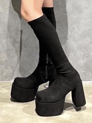 ホワイト系のTシャツ/カットソー、ブラウン系のハンドバッグ、ブラック系のスカートを着用したレディースの秋コーディネートの7枚目の写真