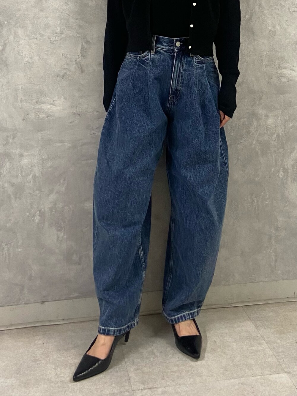 ブラック系のカーディガン/ボレロ、ブルー系のデニムパンツ、ブラック系のサンダルを着用したレディースの春コーディネートの5枚目の写真