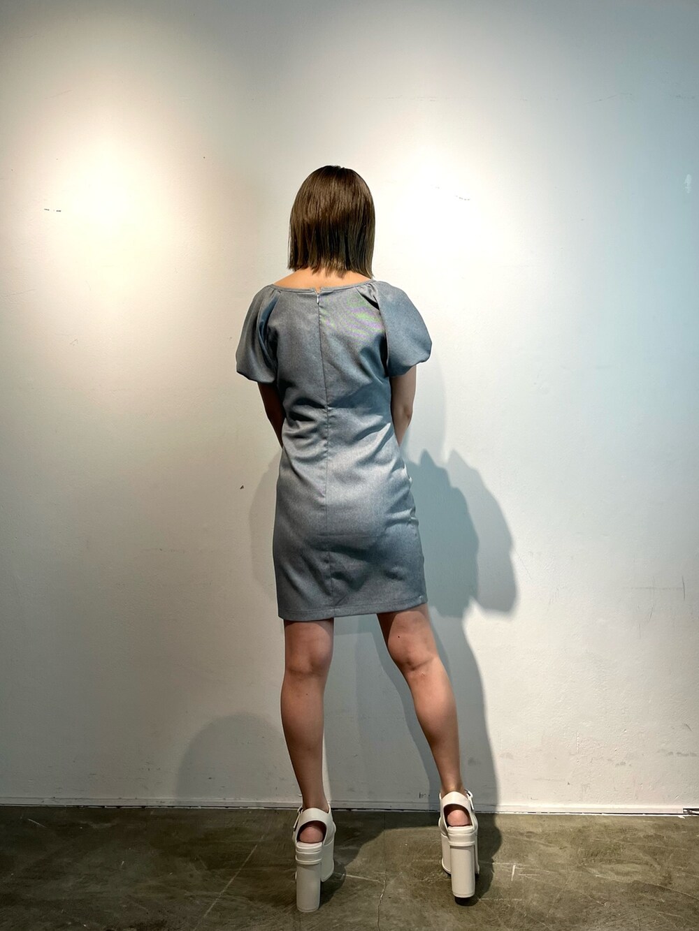 グレー系のワンピース、ホワイト系のサンダルを着用したレディースの春コーディネートの4枚目の写真