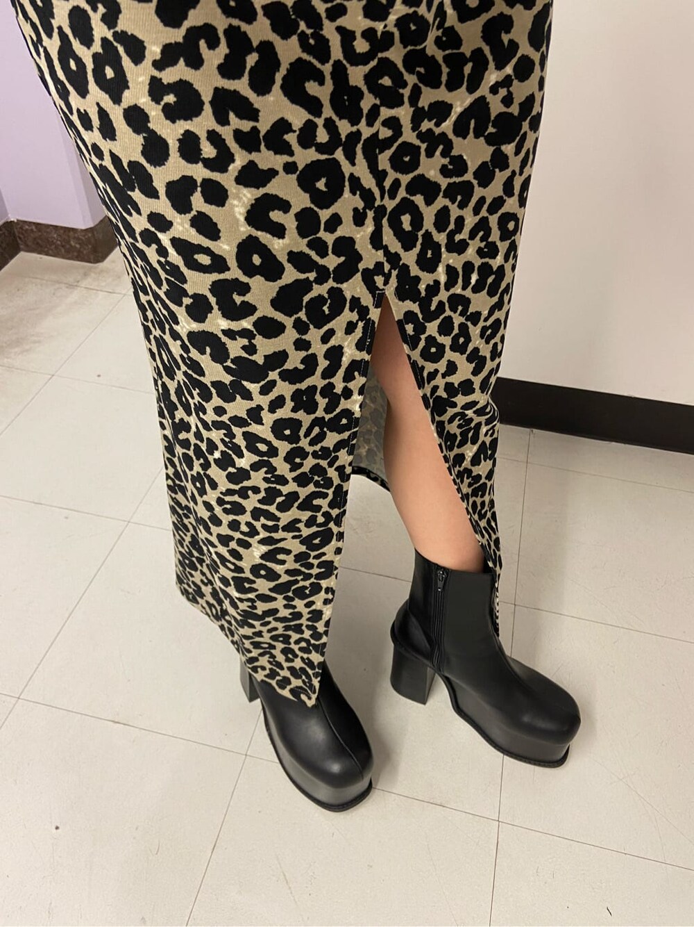 ブラック系のブーツ、ブラック系のカーディガン/ボレロ、その他のスカートを着用したレディースの秋コーディネートの5枚目の写真