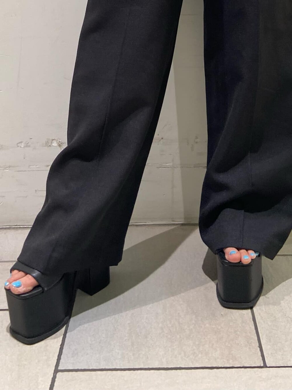 ブラック系のその他パンツ、ブラック系のサンダル、その他のTシャツ/カットソーを着用したレディースの夏コーディネートの7枚目の写真