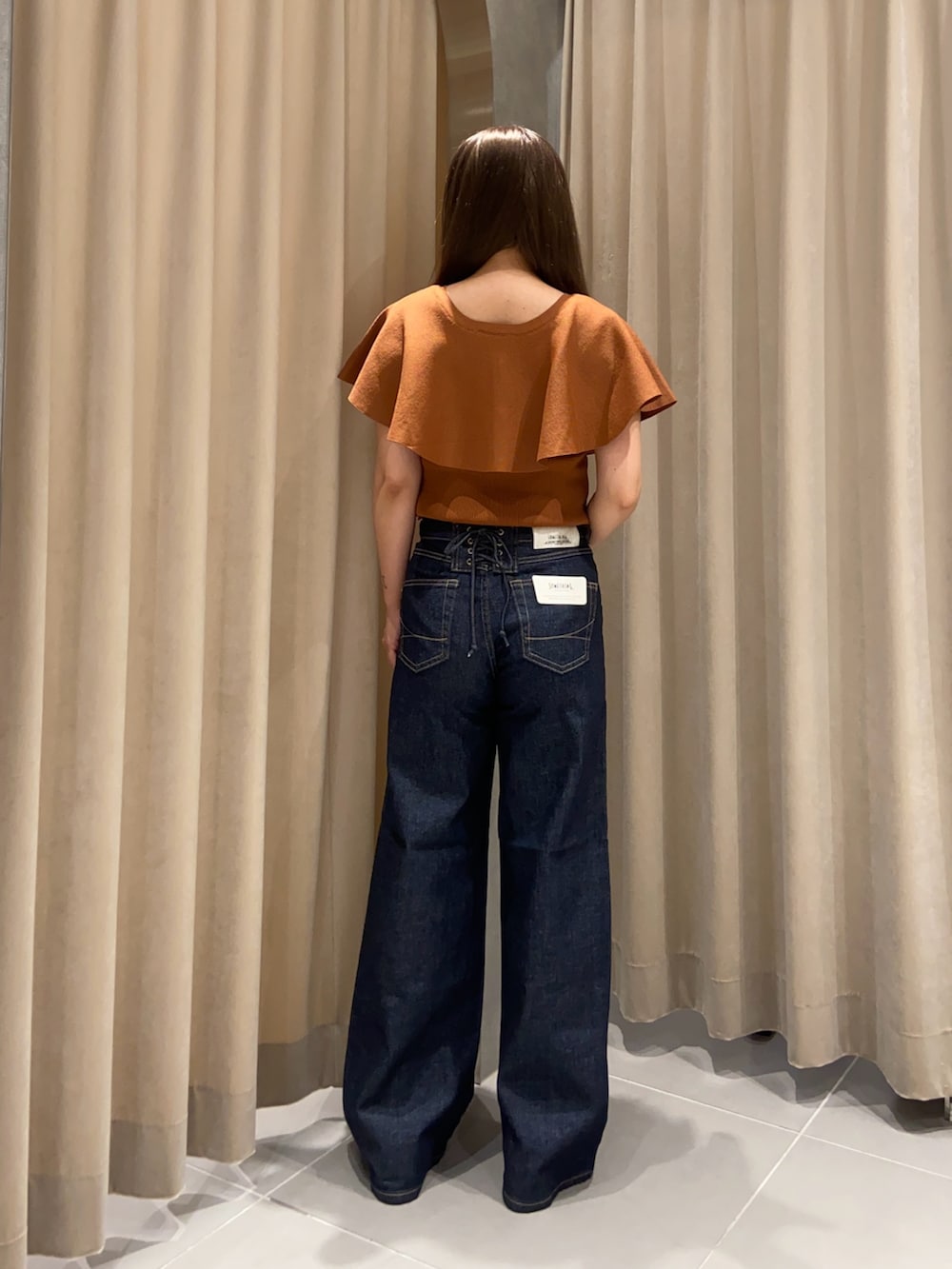 ブラウン系のカーディガン/ボレロ、ブルー系のデニムパンツを着用したレディースの夏コーディネートの3枚目の写真
