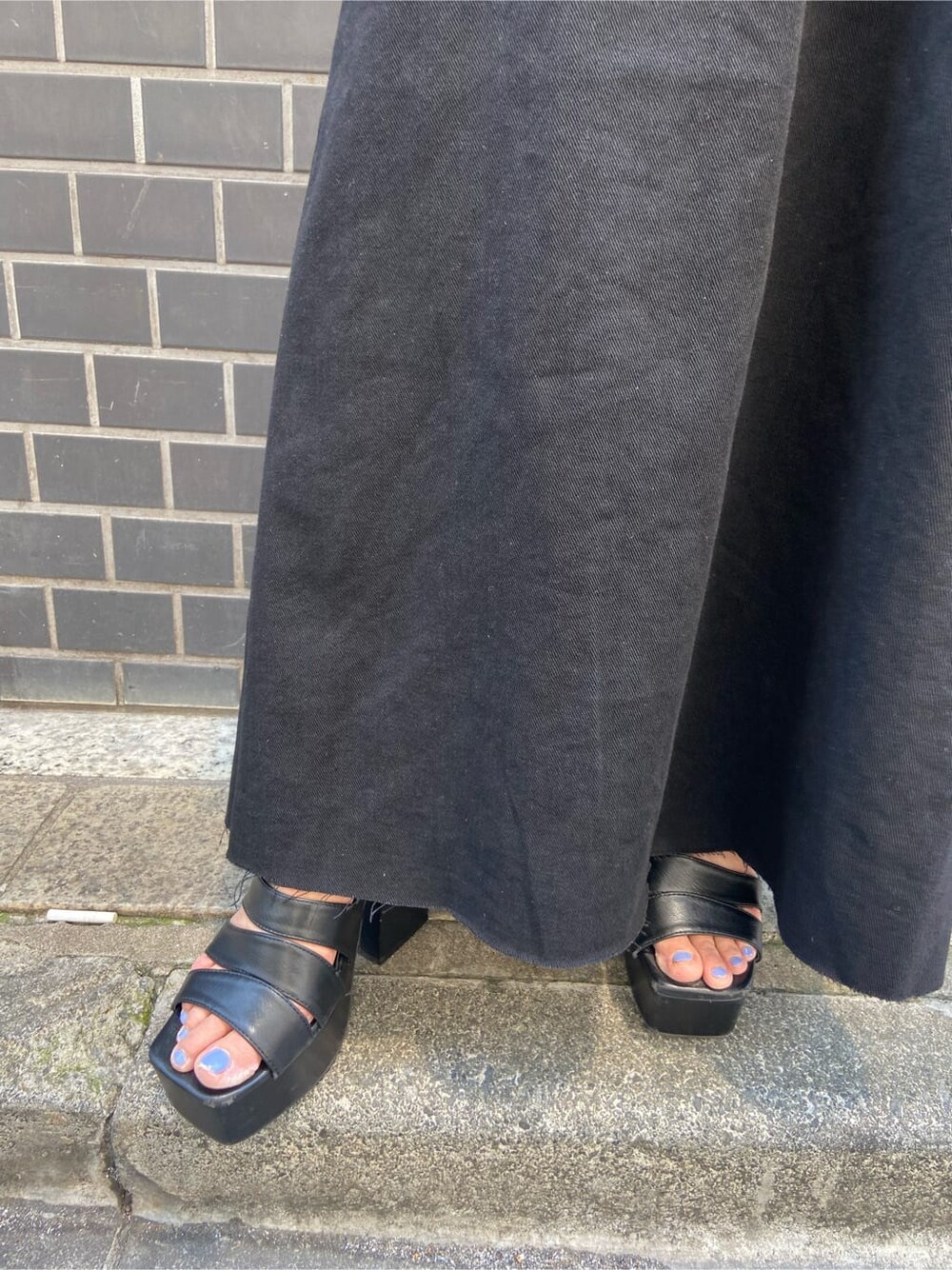 ブラック系のワンピース、ブラック系のサンダル、ブラック系のタンクトップを着用したレディースの夏コーディネートの5枚目の写真