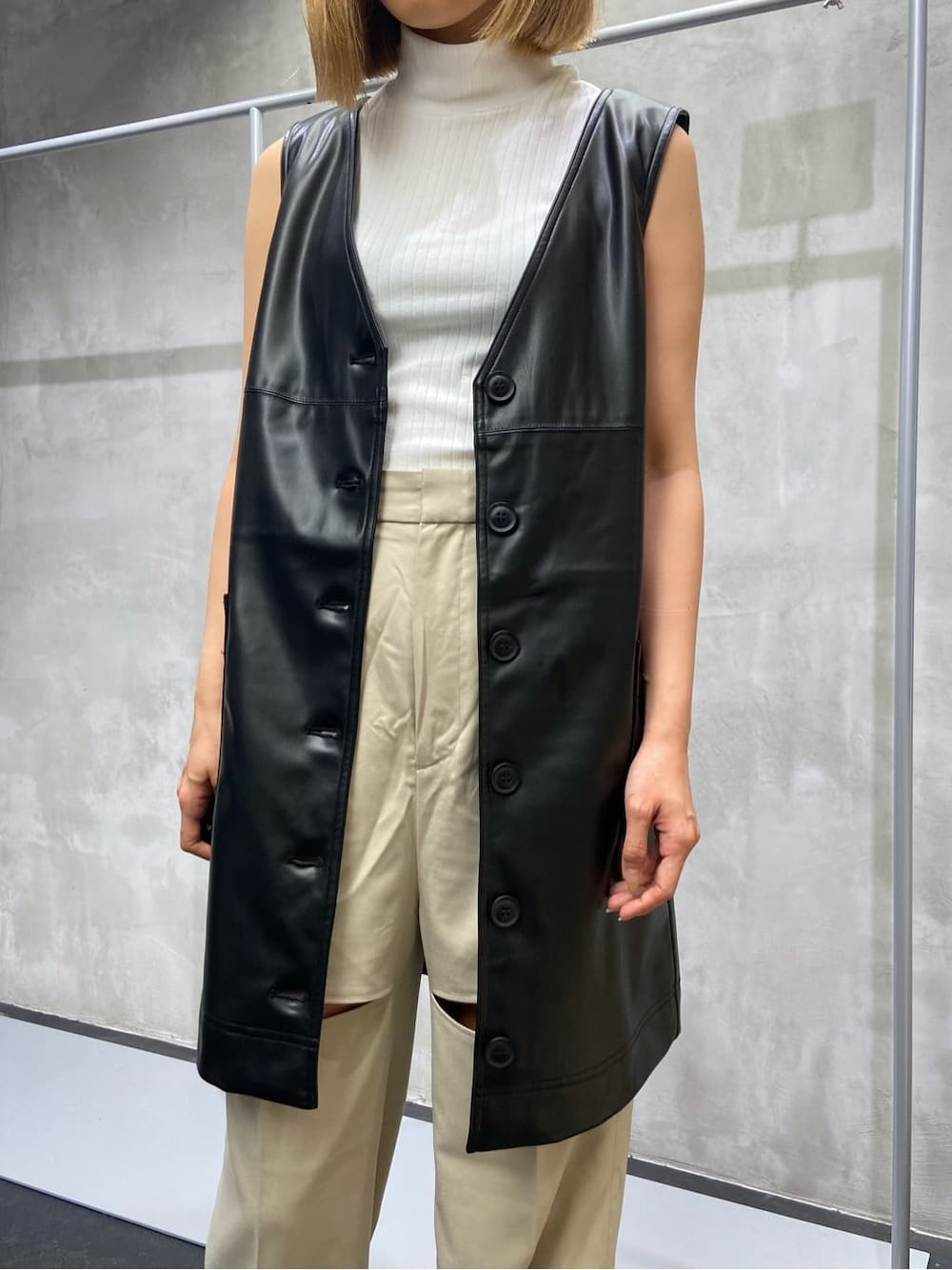 ブラック系のワンピース、ベージュ系のその他パンツ、ブラック系のサンダルを着用したレディースの夏コーディネートの4枚目の写真