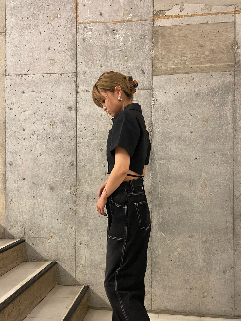 ブラック系のシャツ/ブラウス、ブラック系のデニムパンツ、ブラック系のサンダルを着用したレディースの夏コーディネートの5枚目の写真