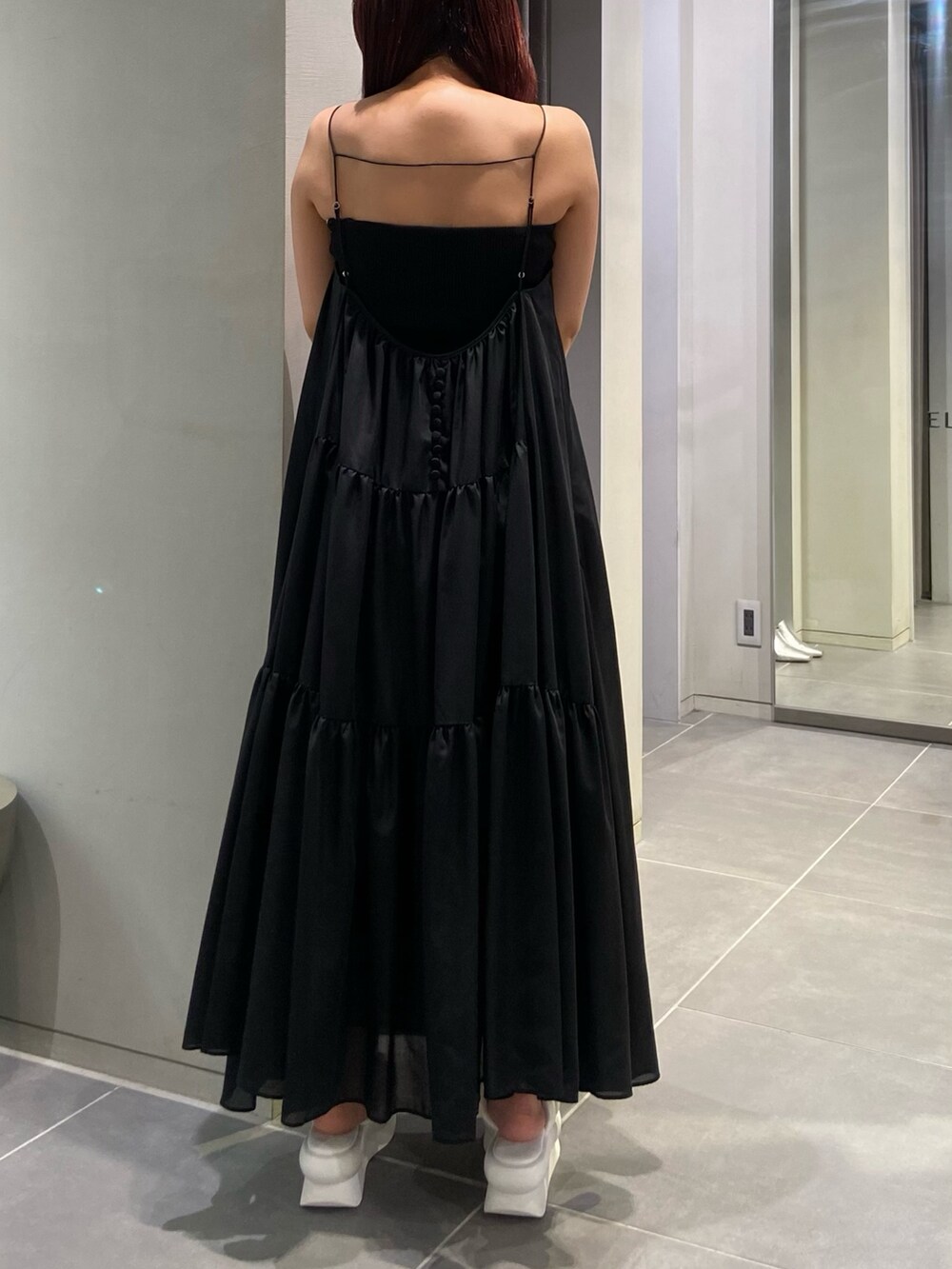 ホワイト系のサンダル、ブラック系のワンピース、ブラック系のキャミソールを着用したレディースの春コーディネートの3枚目の写真