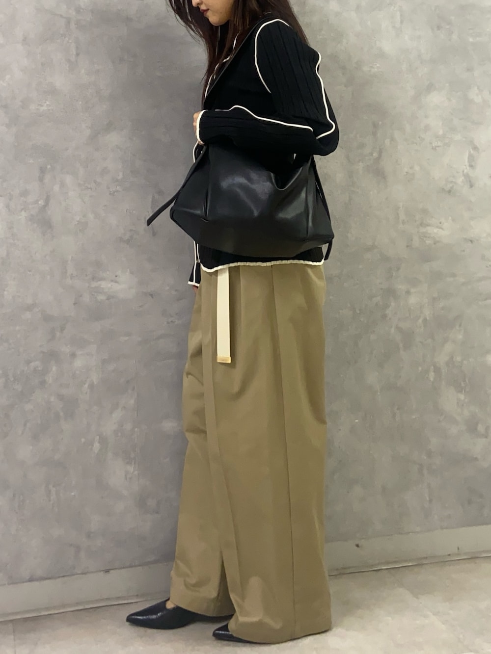 ブラック系のカーディガン/ボレロ、ベージュ系のその他パンツ、ブラック系のショルダーバッグを着用したレディースの秋コーディネートの4枚目の写真