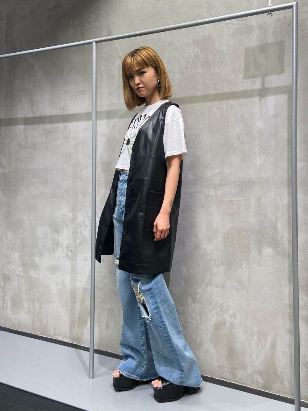 ブラック系のワンピース、ブルー系のデニムパンツ、ホワイト系のTシャツ/カットソーを着用したレディースの夏コーディネートの2枚目の写真