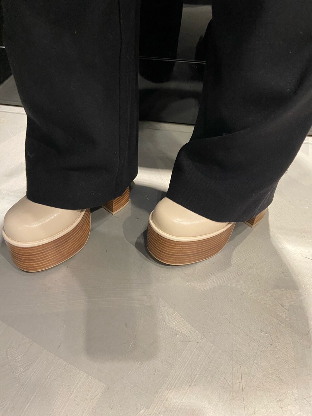 ブラック系のニット/セーター、ブラック系のその他パンツ、ホワイト系のブーツを着用したレディースの秋コーディネートの3枚目の写真