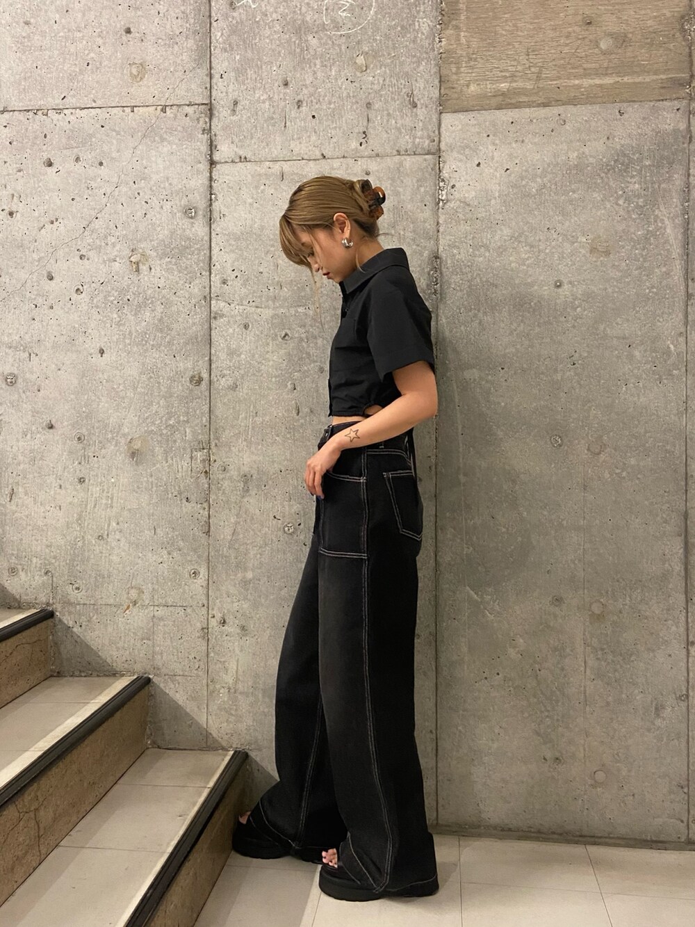 ブラック系のシャツ/ブラウス、ブラック系のデニムパンツ、ブラック系のサンダルを着用したレディースの夏コーディネートの2枚目の写真