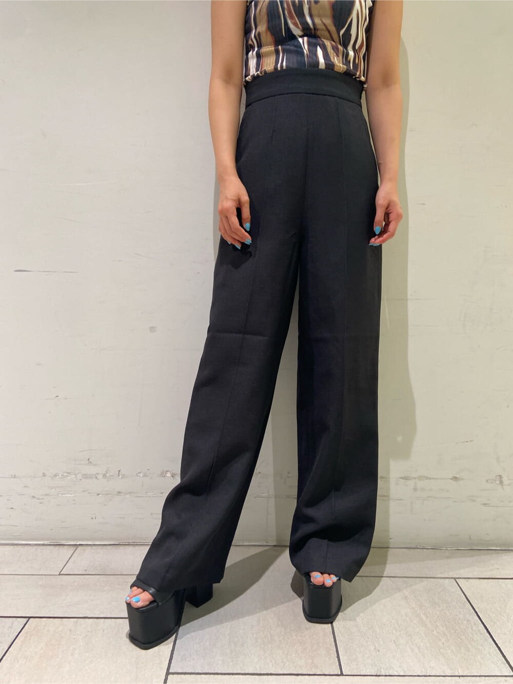 ブラック系のその他パンツ、ブラック系のサンダル、その他のTシャツ/カットソーを着用したレディースの夏コーディネートの5枚目の写真