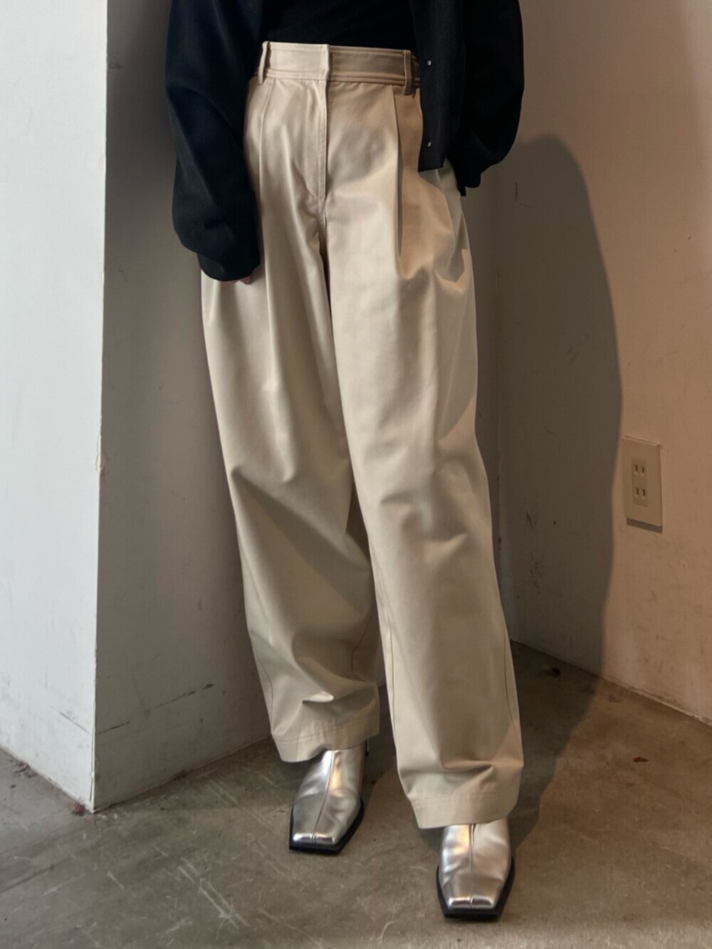 ブラック系のニット/セーター、シルバー系のサンダル、ブラック系のカーディガン/ボレロを着用したレディースの冬コーディネートの4枚目の写真