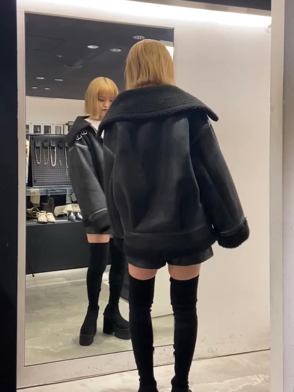 ブラック系のブルゾン、ホワイト系のTシャツ/カットソー、その他のその他パンツを着用したレディースの冬コーディネートの3枚目の写真