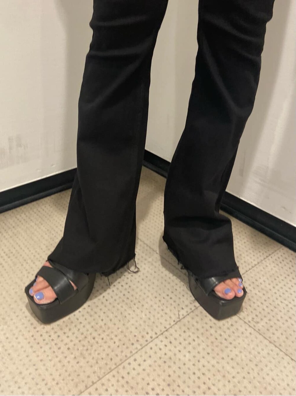 ブラック系のサンダル、ブラック系のデニムパンツ、ブラック系のタンクトップを着用したレディースの夏コーディネートの8枚目の写真