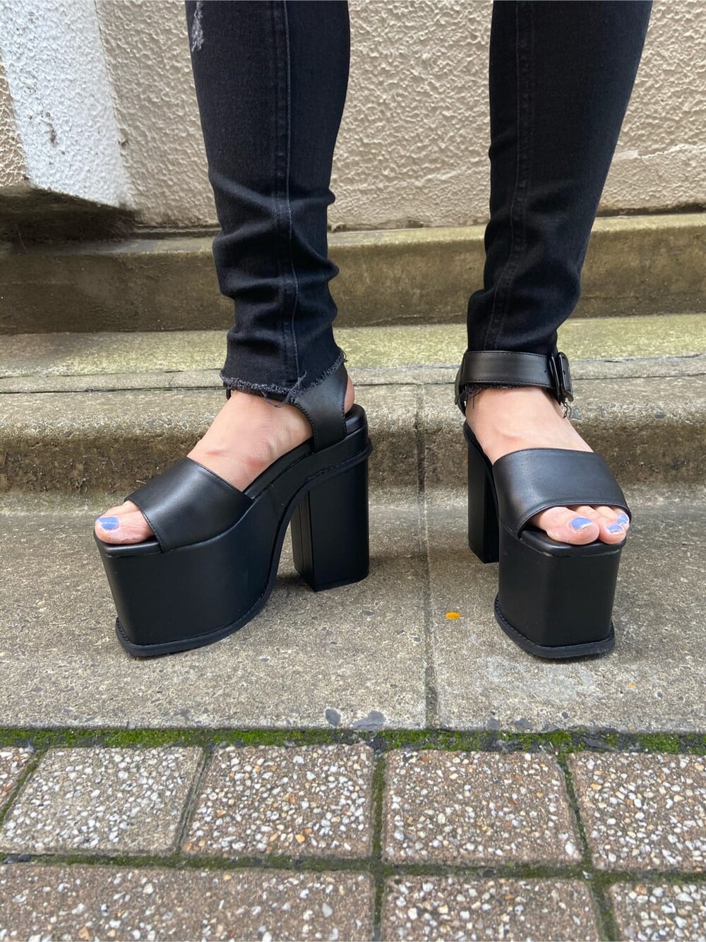 ブラック系のサンダル、その他のタンクトップ、ブラック系のデニムパンツを着用したレディースの春コーディネートの8枚目の写真