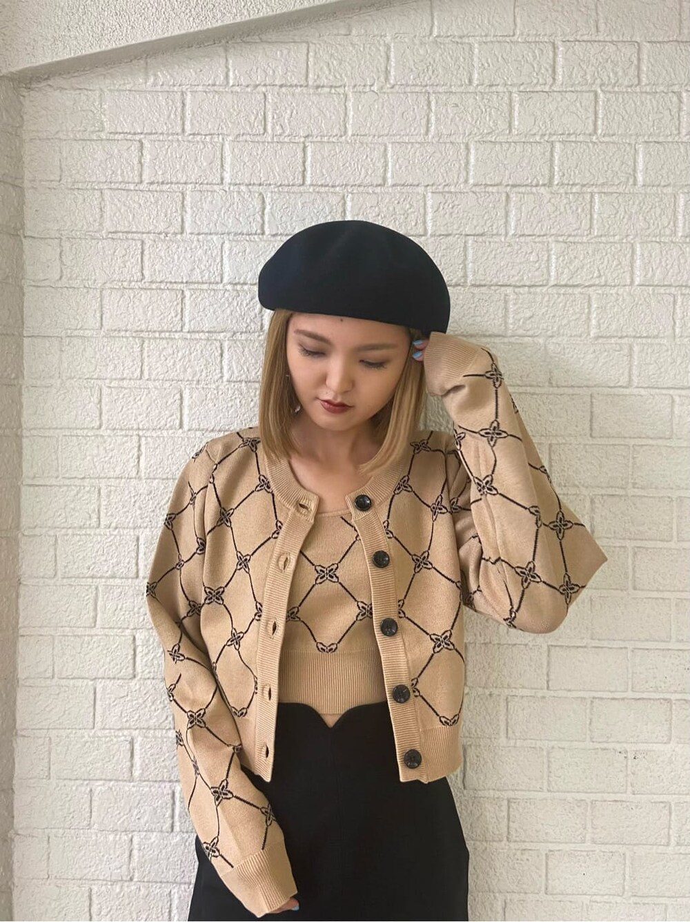 その他のニット/セーター、ブラック系のブーツ、ブラック系のスカートを着用したレディースの秋コーディネートの6枚目の写真