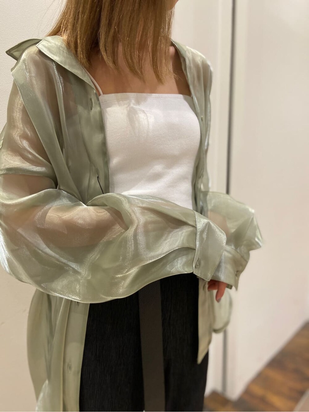 ホワイト系のキャミソール、イエロー系のシャツ/ブラウス、ブラック系のその他パンツを着用したレディースの春コーディネートの5枚目の写真