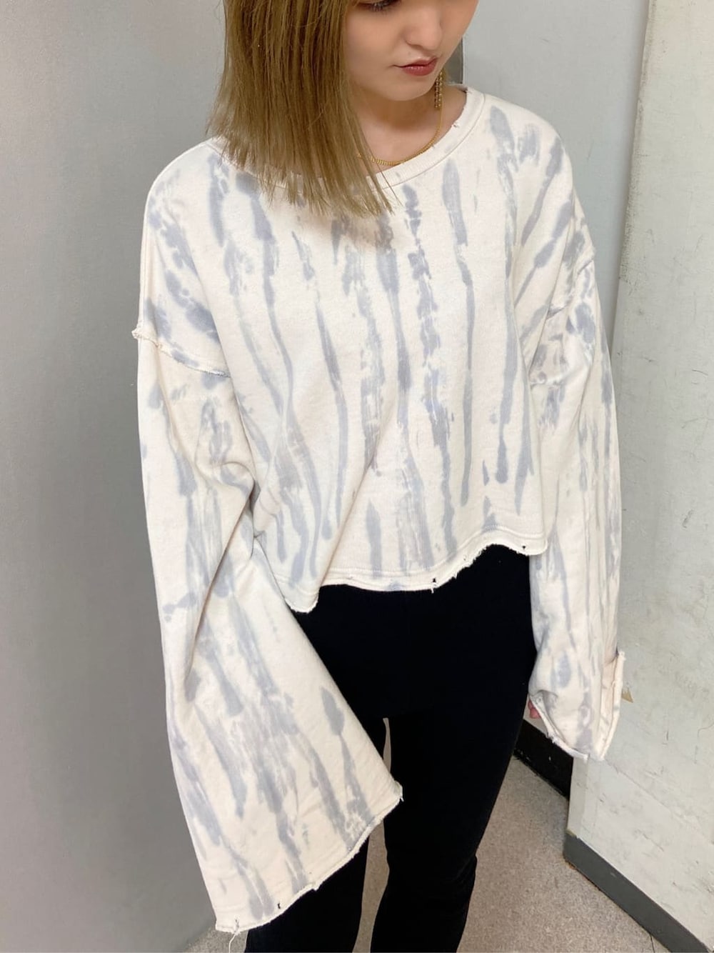 ブラック系のブーツ、ブラック系のその他パンツ、ホワイト系のTシャツ/カットソーを着用したレディースの秋コーディネートの2枚目の写真
