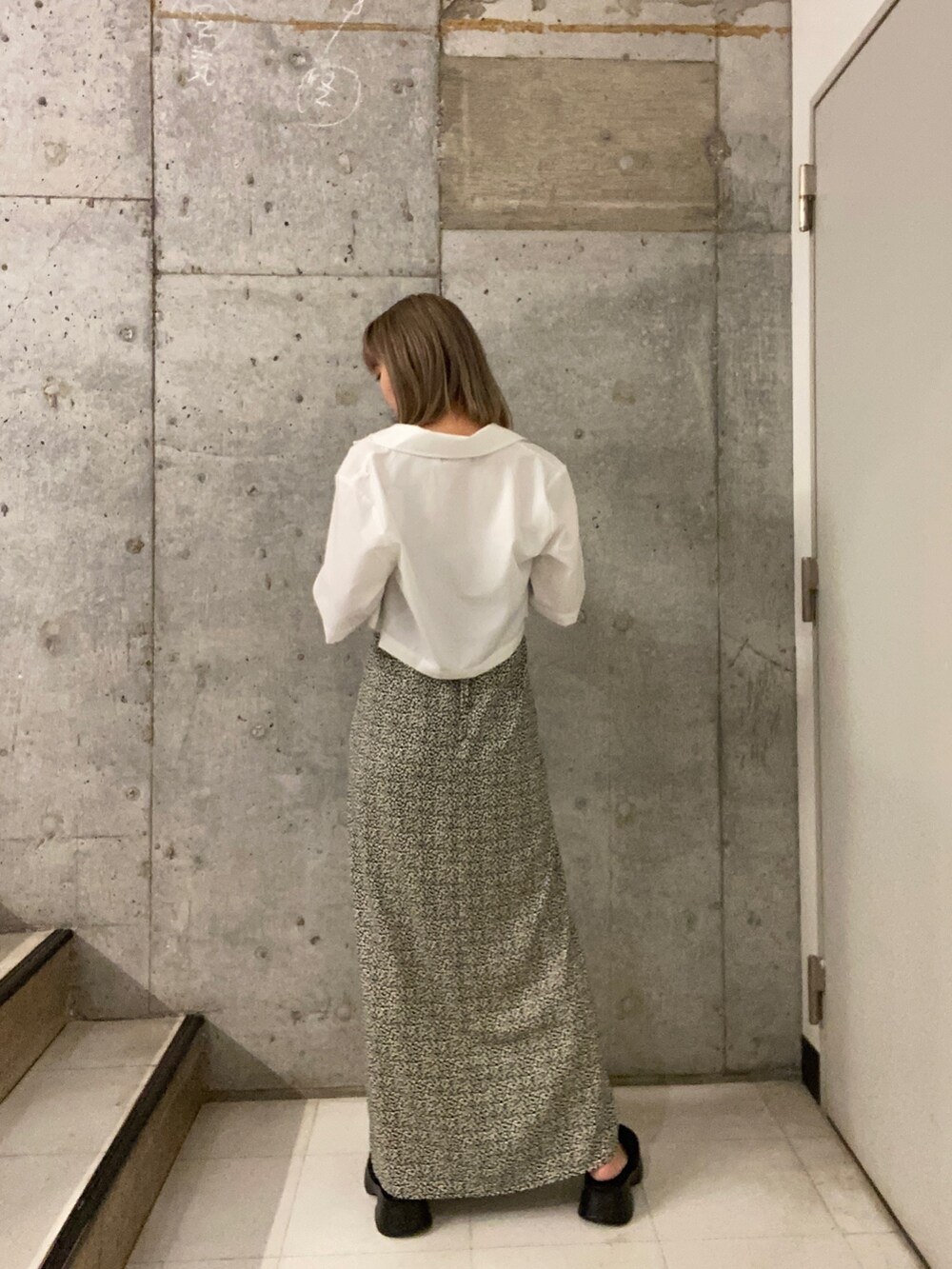 ホワイト系のシャツ/ブラウス、その他のワンピース、ブラック系のサンダルを着用したレディースの春コーディネートの3枚目の写真