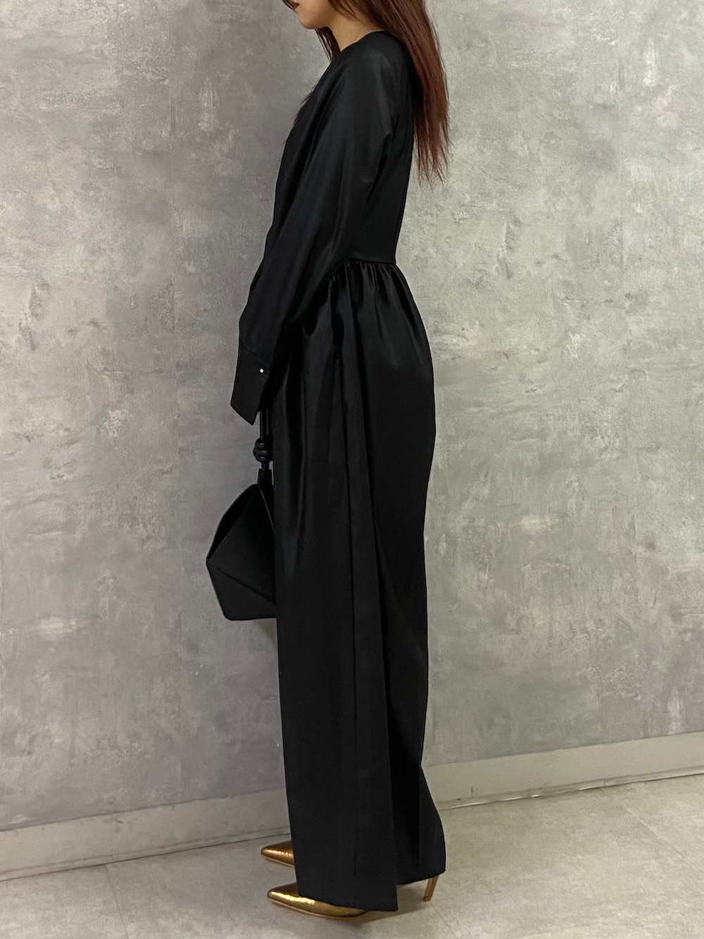 ブラック系のつなぎ/オールインワン、ブラック系のハンドバッグ、その他のパンプスを着用したレディースの秋コーディネートの2枚目の写真