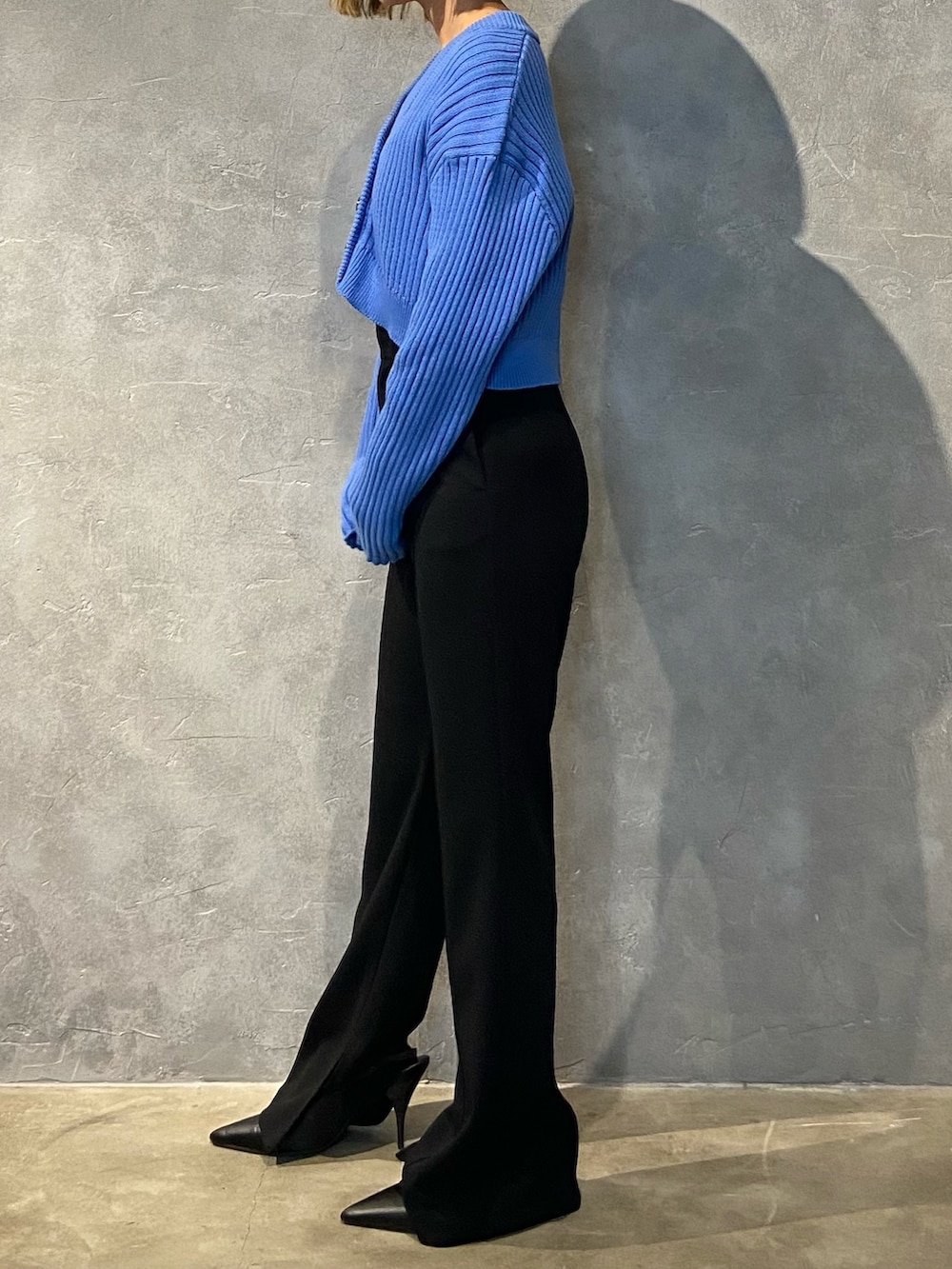 ブルー系のカーディガン/ボレロ、ブラック系のその他パンツ、ブラック系のパンプスを着用したレディースの冬コーディネートの2枚目の写真