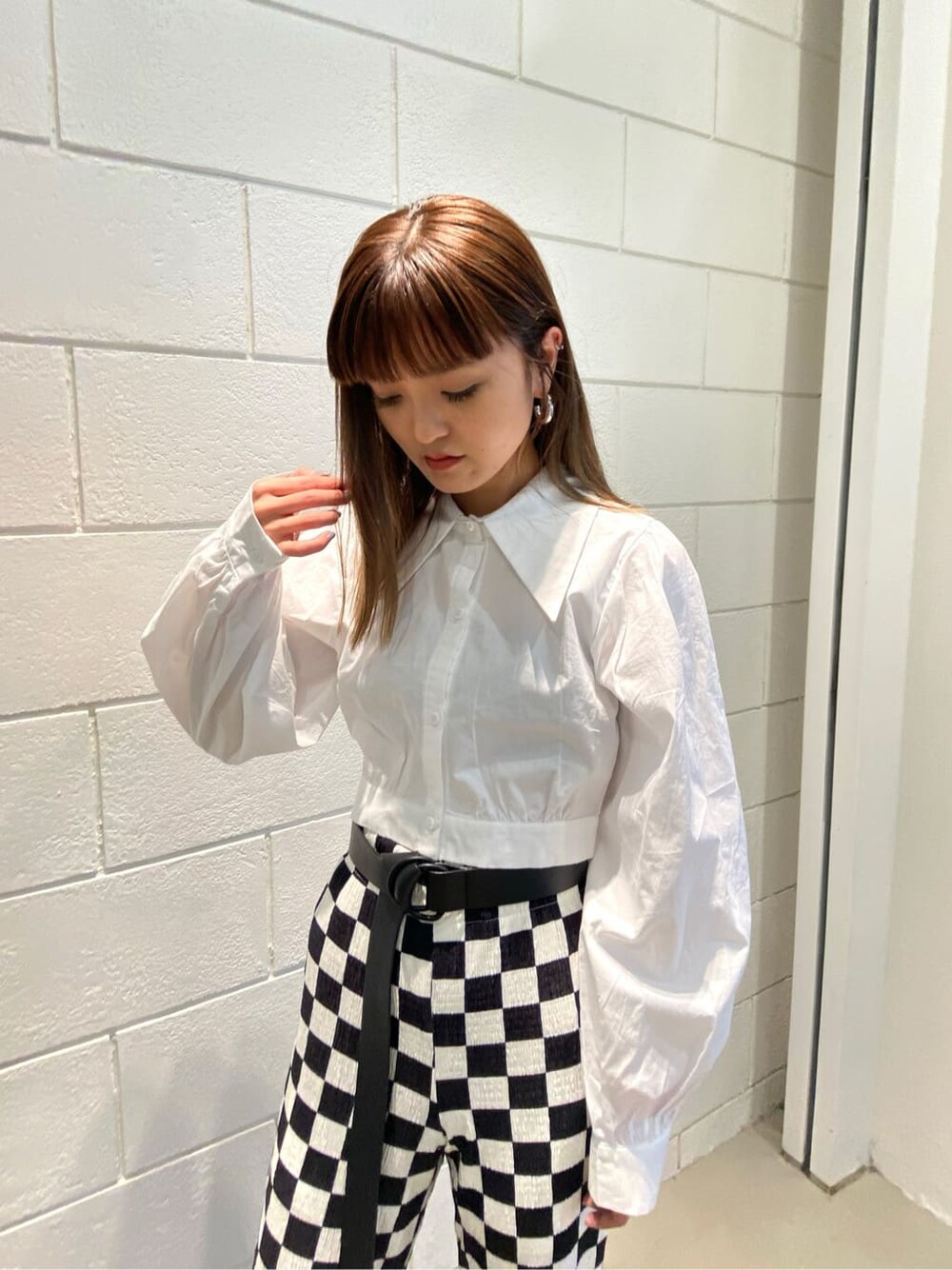 その他のその他パンツ、ブラック系のサンダル、ホワイト系のシャツ/ブラウスを着用したレディースの春コーディネートの4枚目の写真